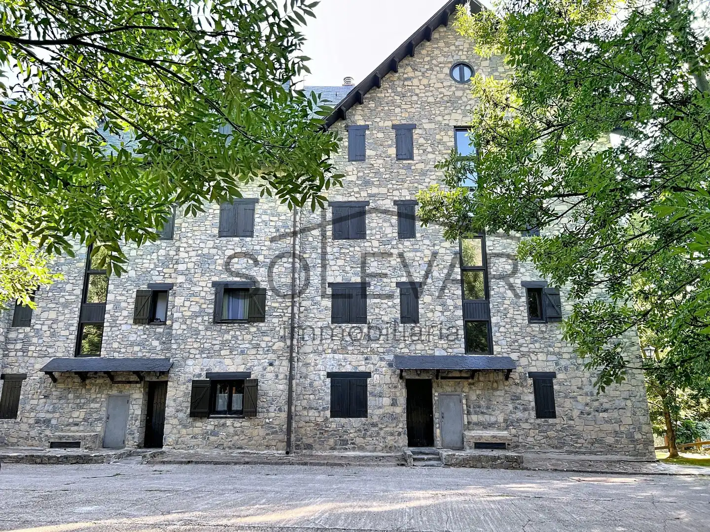 Vista exterior de Pis en venda en La Vall de Boí amb Jardí privat, Parquet i Piscina