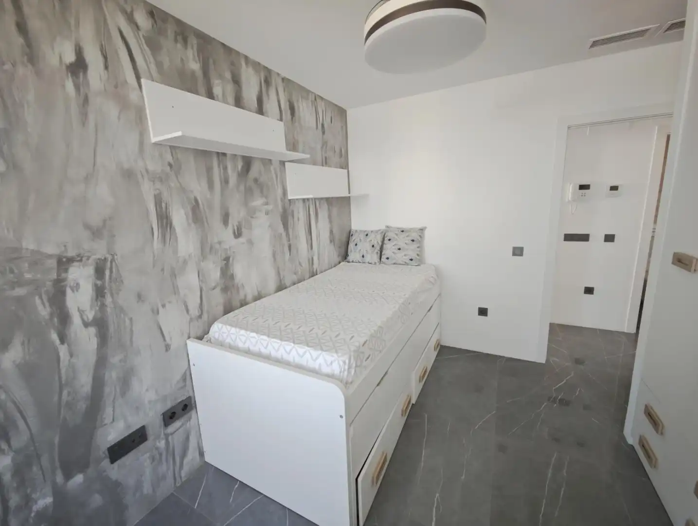 Dormitori de Apartament en venda en Benalmádena amb Aire condicionat, Terrassa i Traster