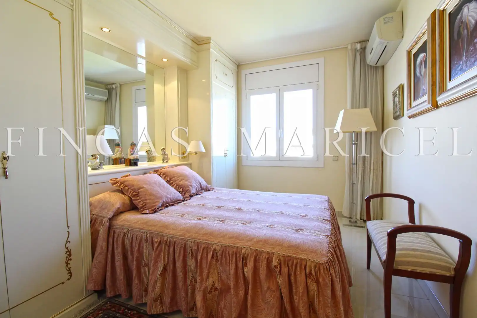 Schlafzimmer von Dachboden zum Verkauf in Sitges mit Klimaanlage, Heizung und Terrasse