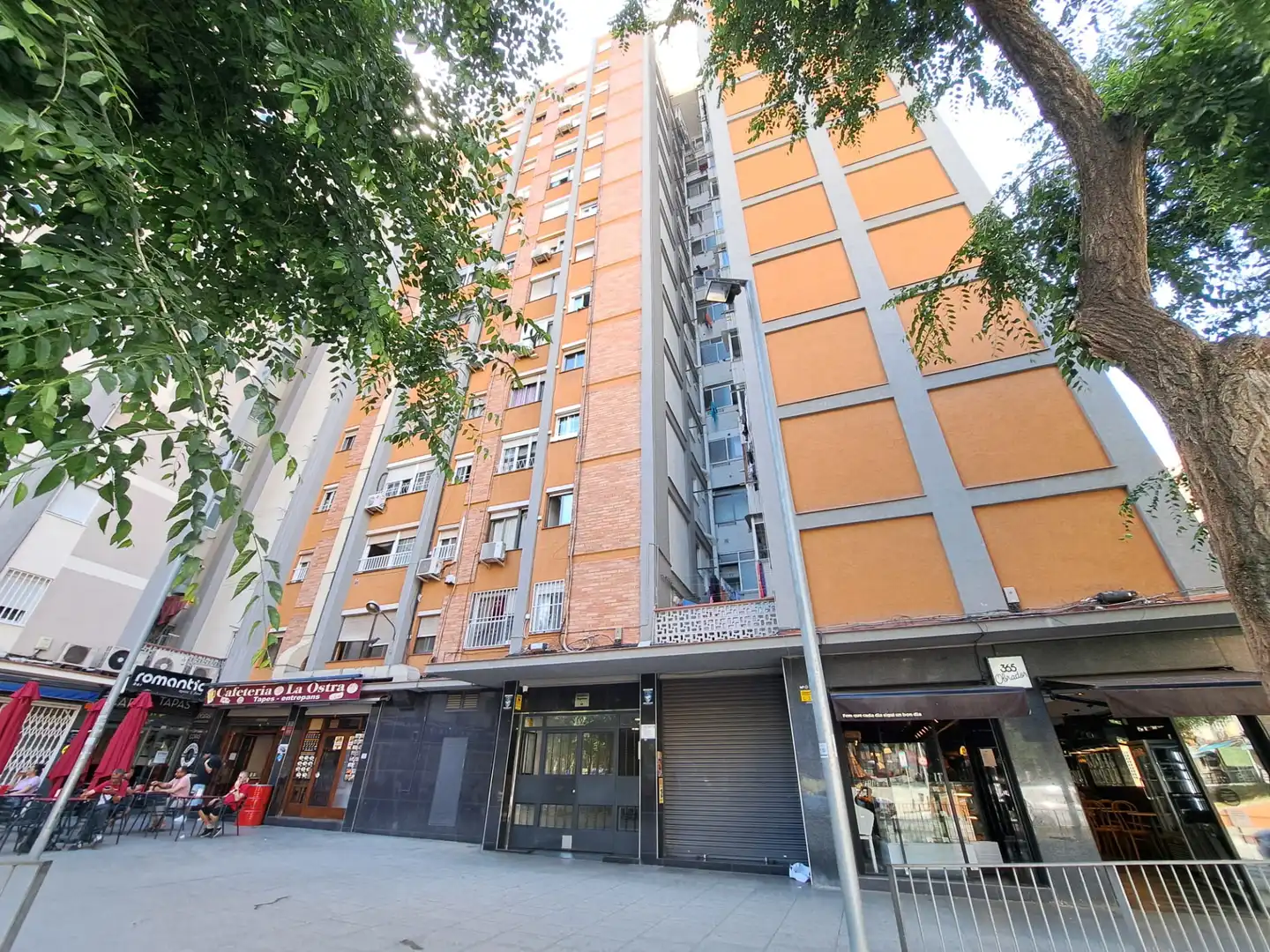 Vista exterior de Pis en venda en Cornellà de Llobregat