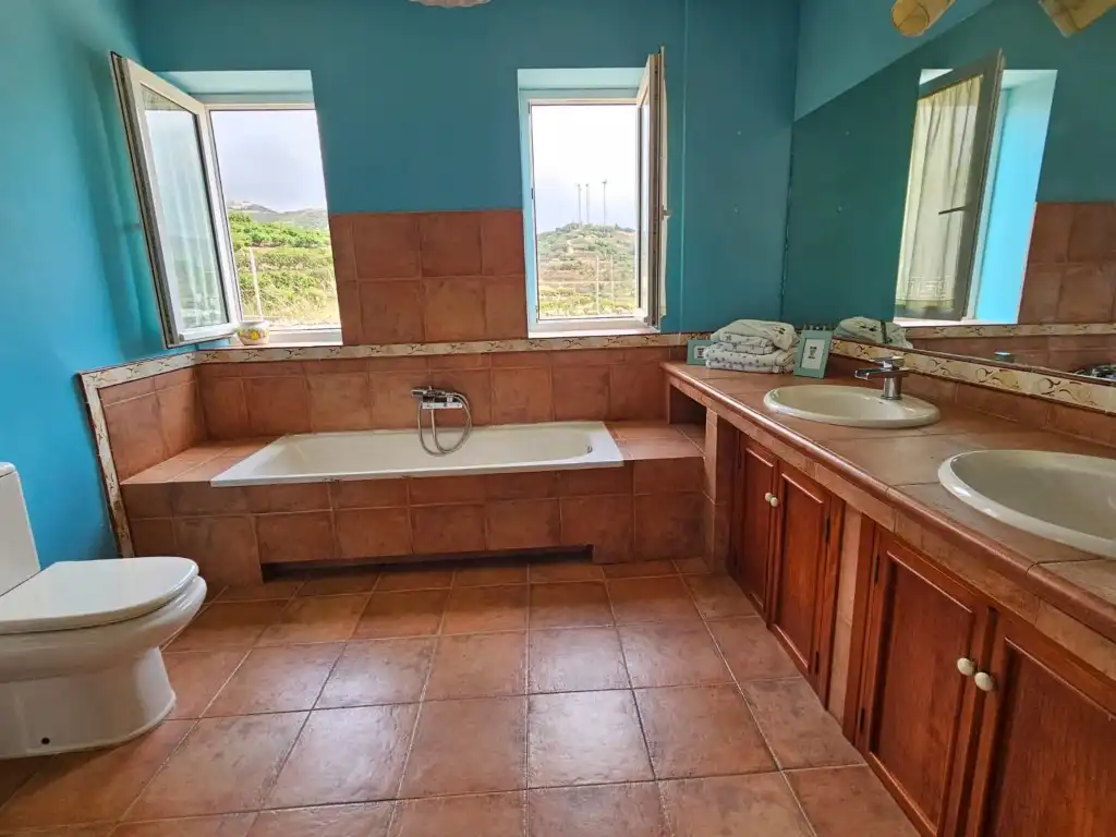 Bany de Casa o xalet en venda en Torrox amb Aire condicionat, Jardí privat i Terrassa