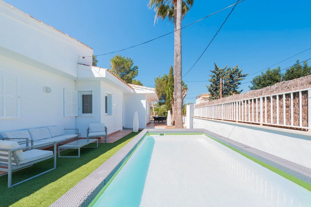 Vista exterior de Casa o xalet en venda en Santa Margalida amb Aire condicionat, Jardí privat i Terrassa