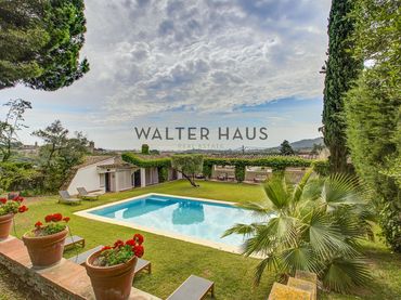 Villa con piscina in vendita a Carrer del Ripollès