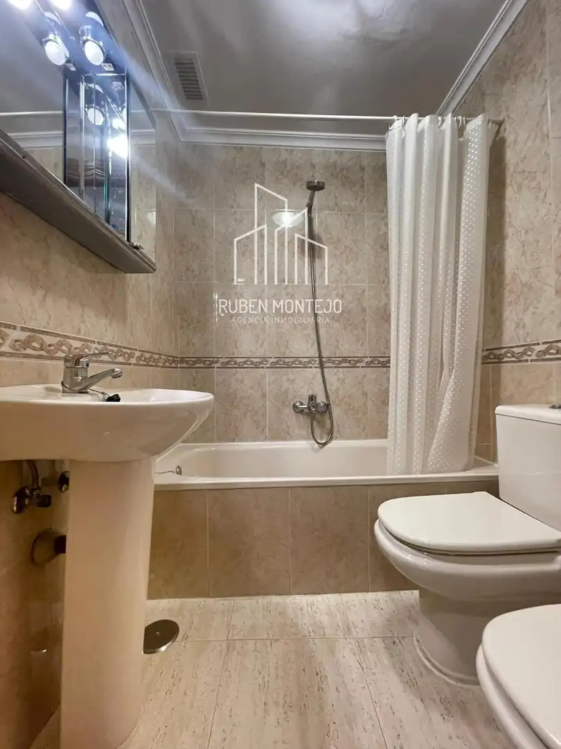 Bany de Apartament de lloguer en Salamanca amb Calefacció, Terrassa i Moblat