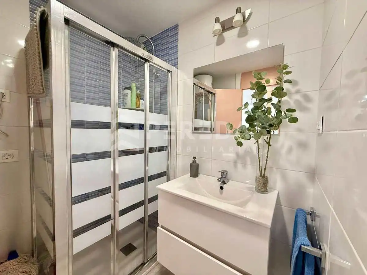 Baño de Apartamento en venta en Roquetas de Mar con Aire acondicionado, Terraza y Amueblado