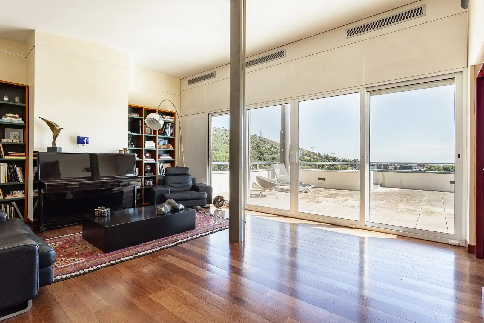 Sala d'estar de Casa o xalet en venda en Esplugues de Llobregat amb Aire condicionat, Calefacció i Terrassa