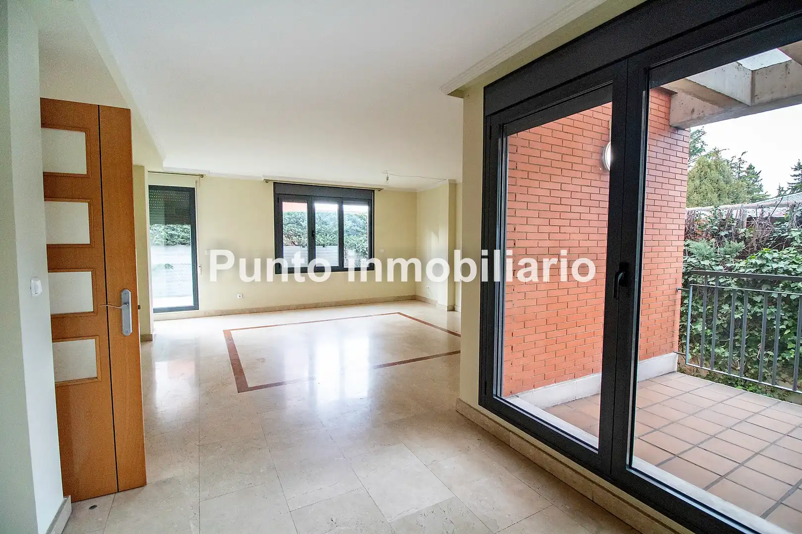 Living room of Houses for sale in Valladolid  with Heating, Private garden and Parquet flooring