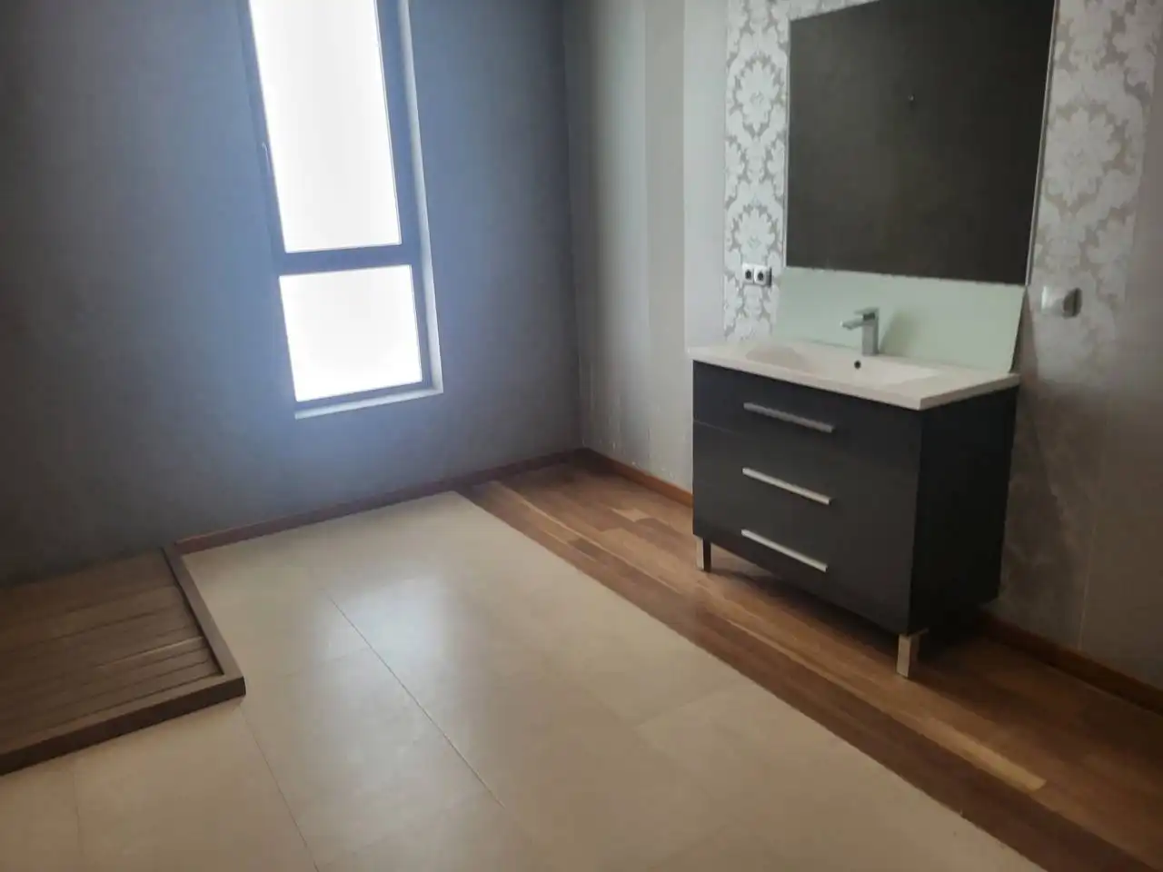 Badezimmer von Fabrikhallen zur Miete in Sedaví