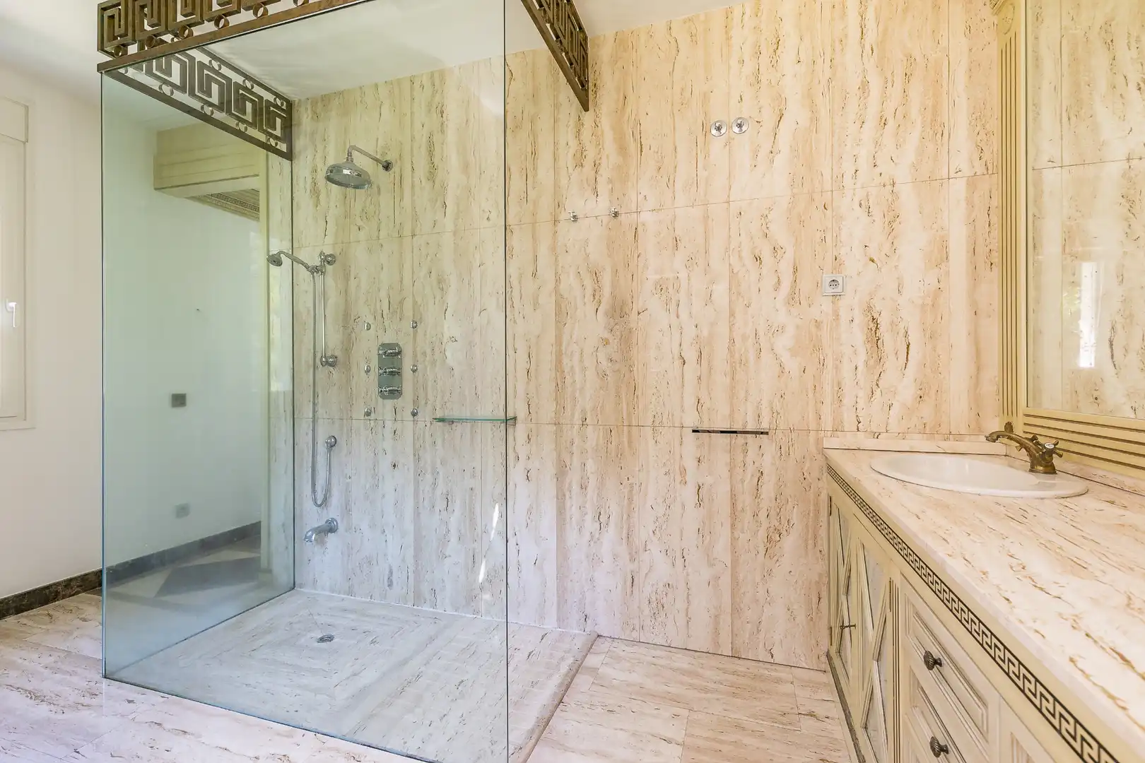 Bathroom of Houses for rent in Madrid  with Air Conditioner, Heating and Private garden