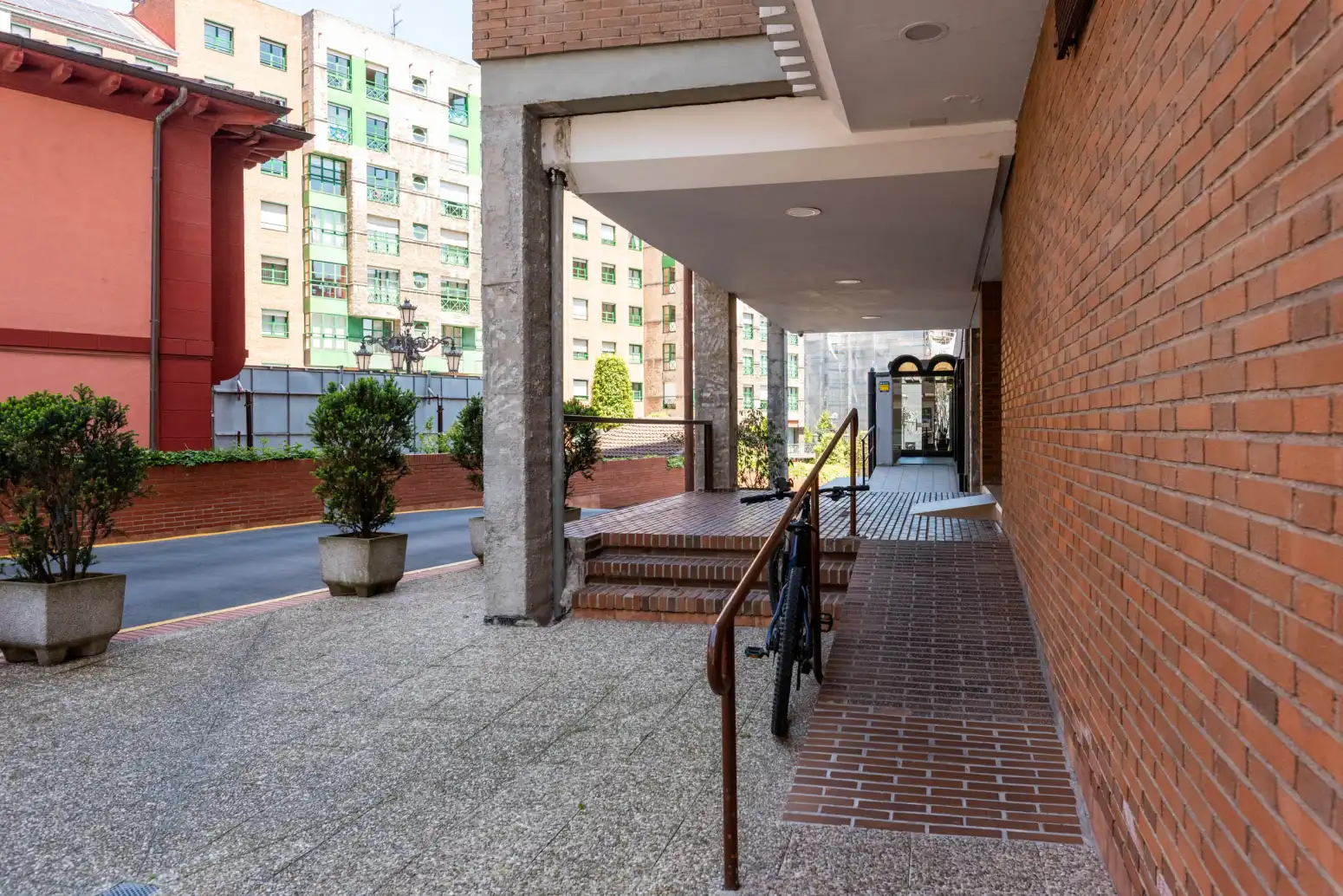 Vista exterior de Pis en venda en Oviedo  amb Calefacció, Parquet i Traster