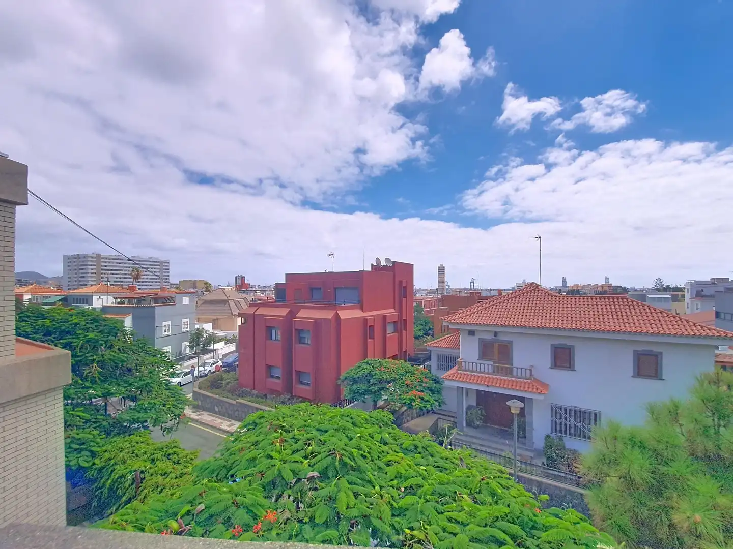 Vista exterior de Casa o xalet en venda en Las Palmas de Gran Canaria amb Aire condicionat, Jardí privat i Balcó