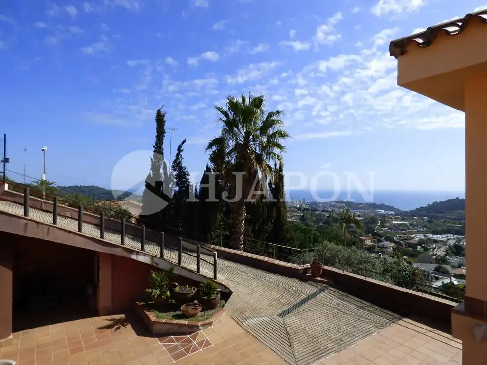 Vista exterior de Casa o chalet en venta en Badalona con Aire acondicionado, Jardín privado y Terraza