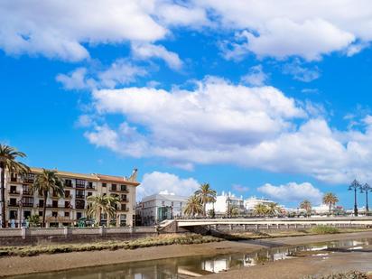 Vista exterior de Casa o xalet en venda en Chiclana de la Frontera amb Terrassa i Balcó