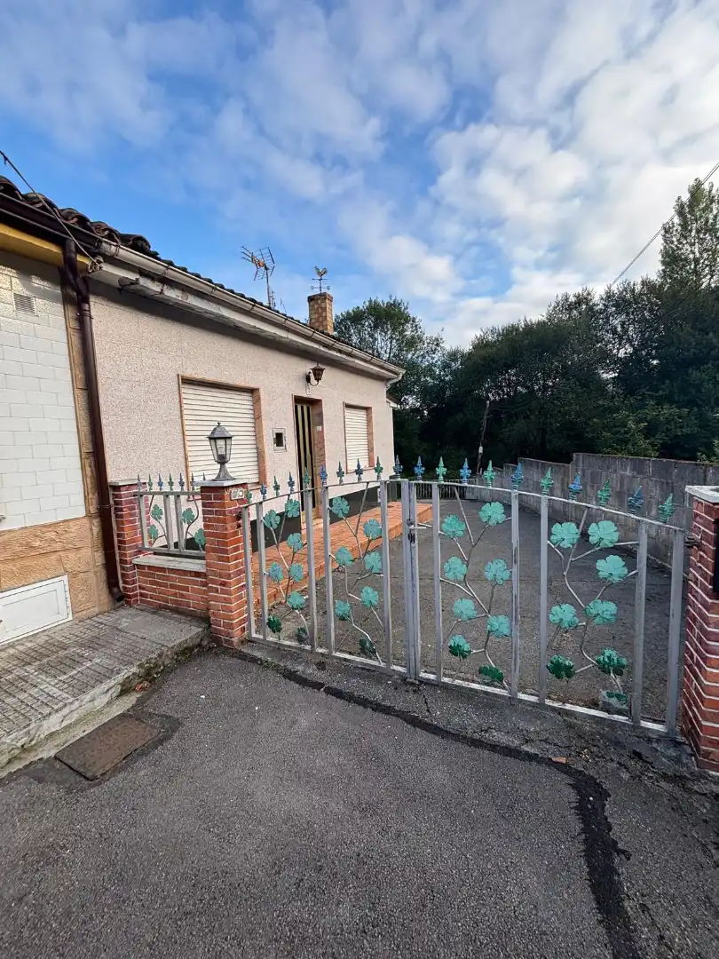Vista exterior de Casa adosada en venta en Oviedo  con Calefacción, Jardín privado y Amueblado