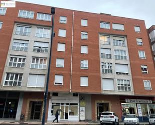 Vista exterior de Dúplex en venda en León Capital  amb Calefacció, Terrassa i Traster