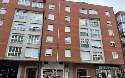 Vista exterior de Dúplex en venda en León Capital  amb Calefacció, Terrassa i Traster