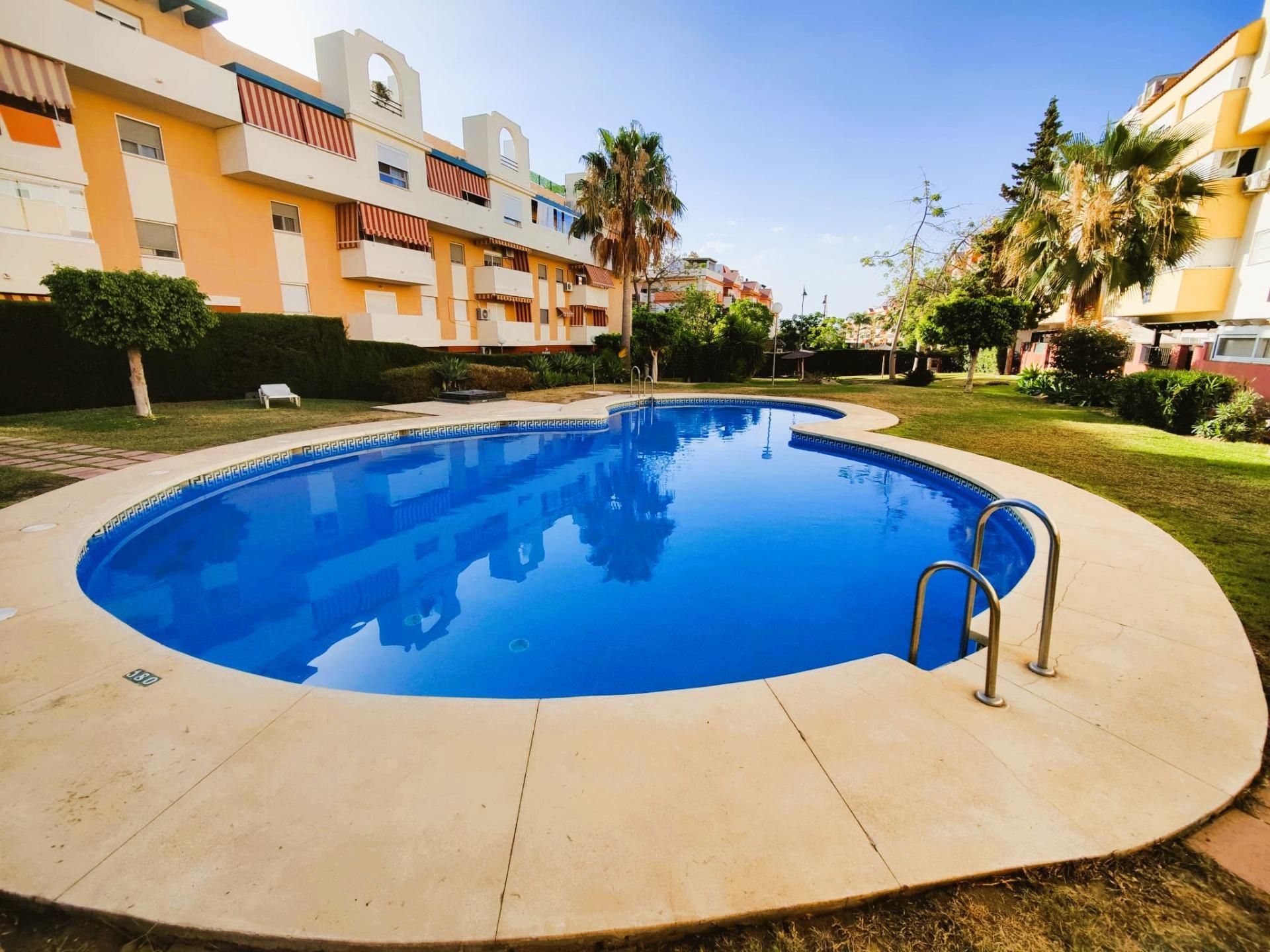 Piscina de Pis en venda en Estepona amb Aire condicionat i Piscina comunitària