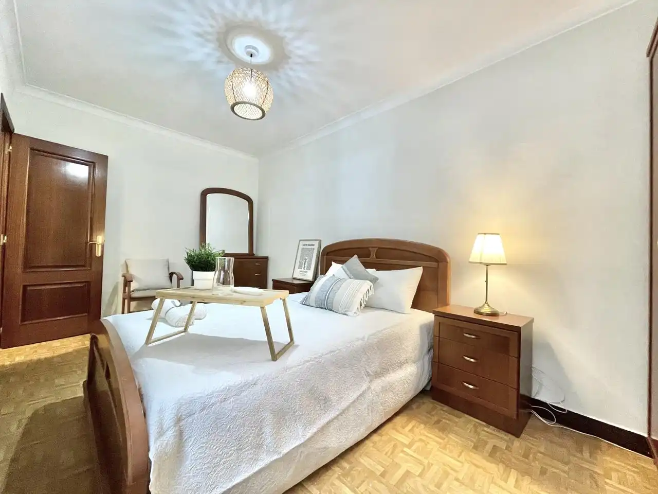 Dormitori de Pis de lloguer en A Coruña Capital  amb Calefacció, Parquet i Moblat
