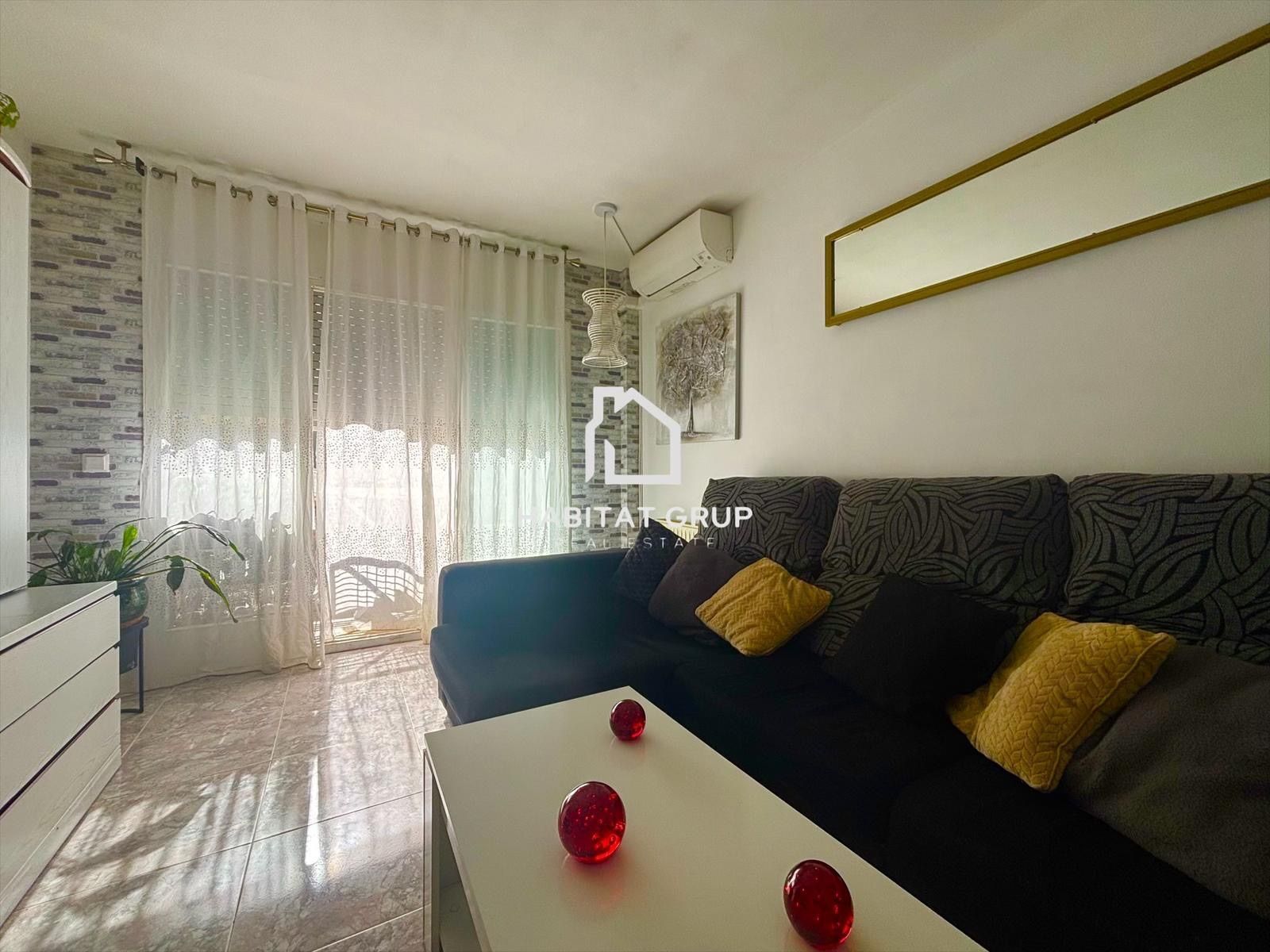 Living room of Flat for sale in Salt  with Air Conditioner, Heating and Terrace