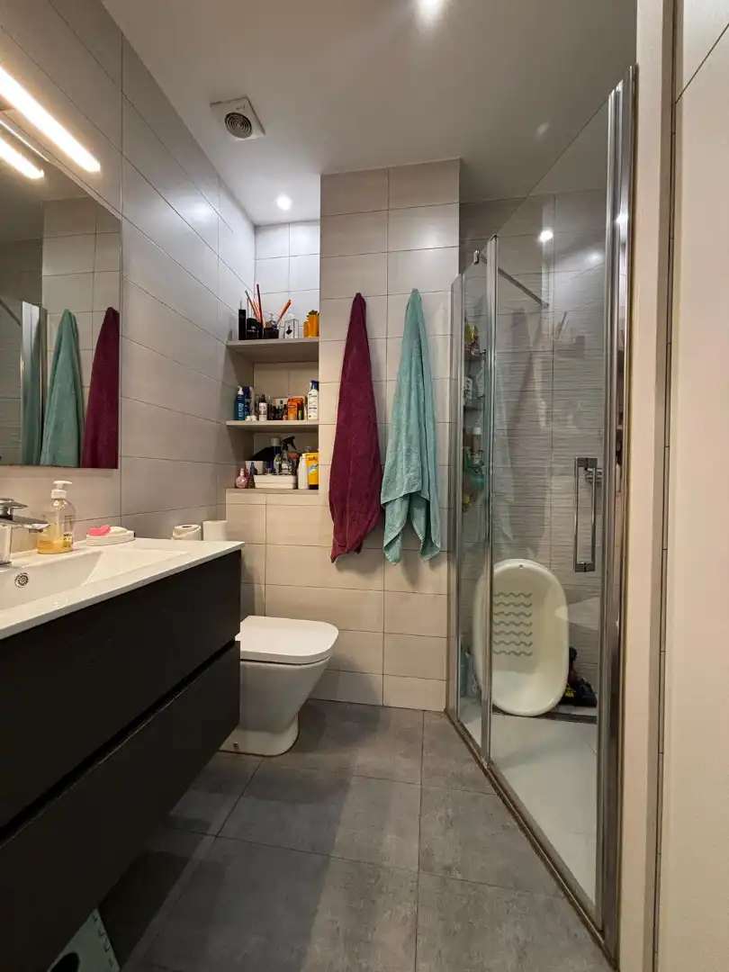 Badezimmer von Wohnung zum Verkauf in Badalona mit Klimaanlage, Heizung und Parkett