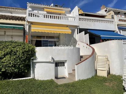 Vista exterior de Casa adosada en venda en Estepona amb Calefacció, Jardí privat i Terrassa