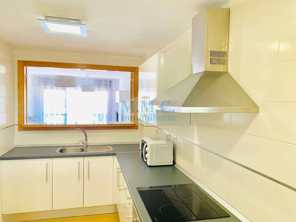 Cuina de Pis de lloguer en Roquetas de Mar amb Aire condicionat, Terrassa i Moblat