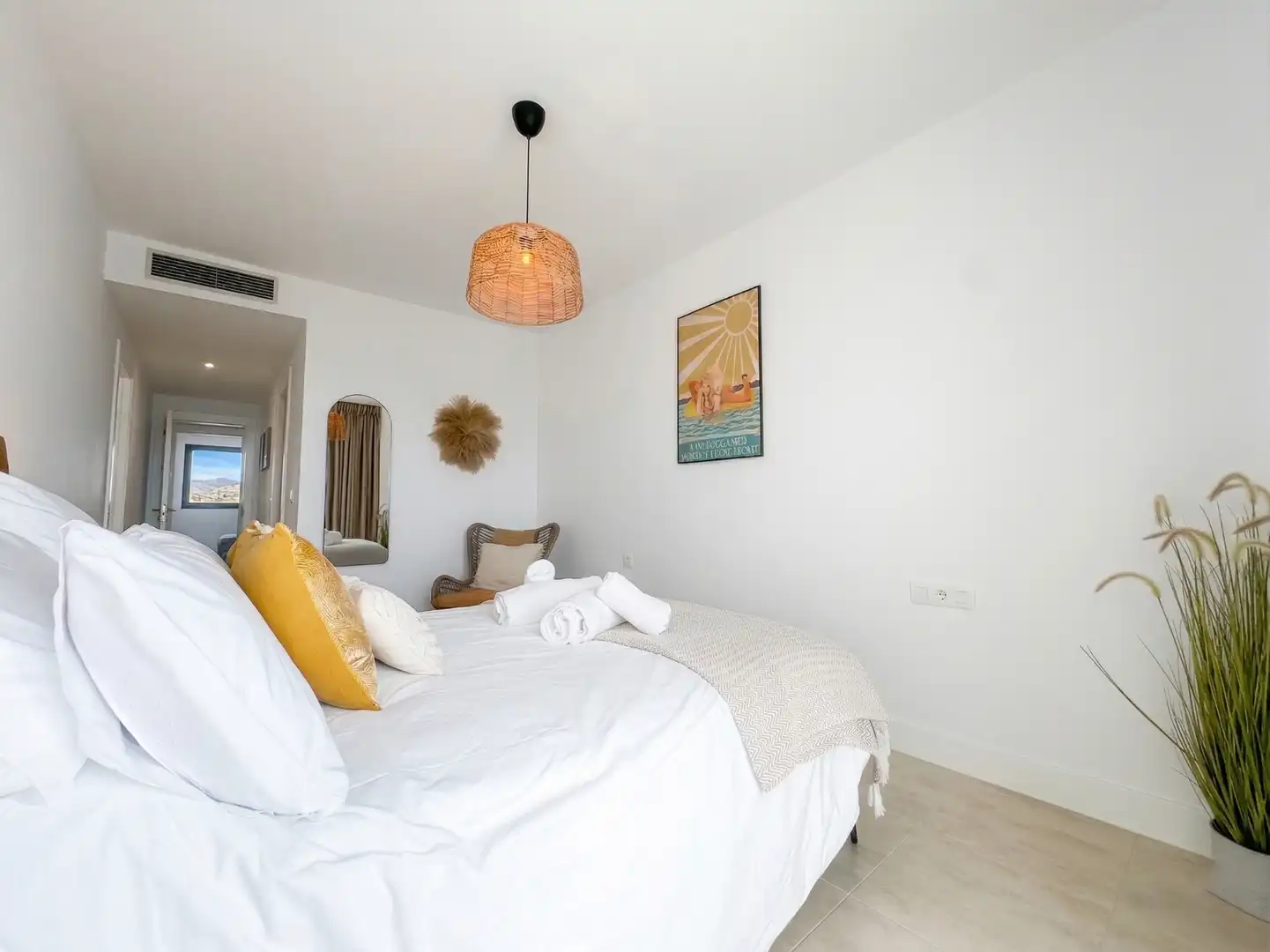 Schlafzimmer von Dachboden zum Verkauf in Manilva mit Klimaanlage, Heizung und Terrasse