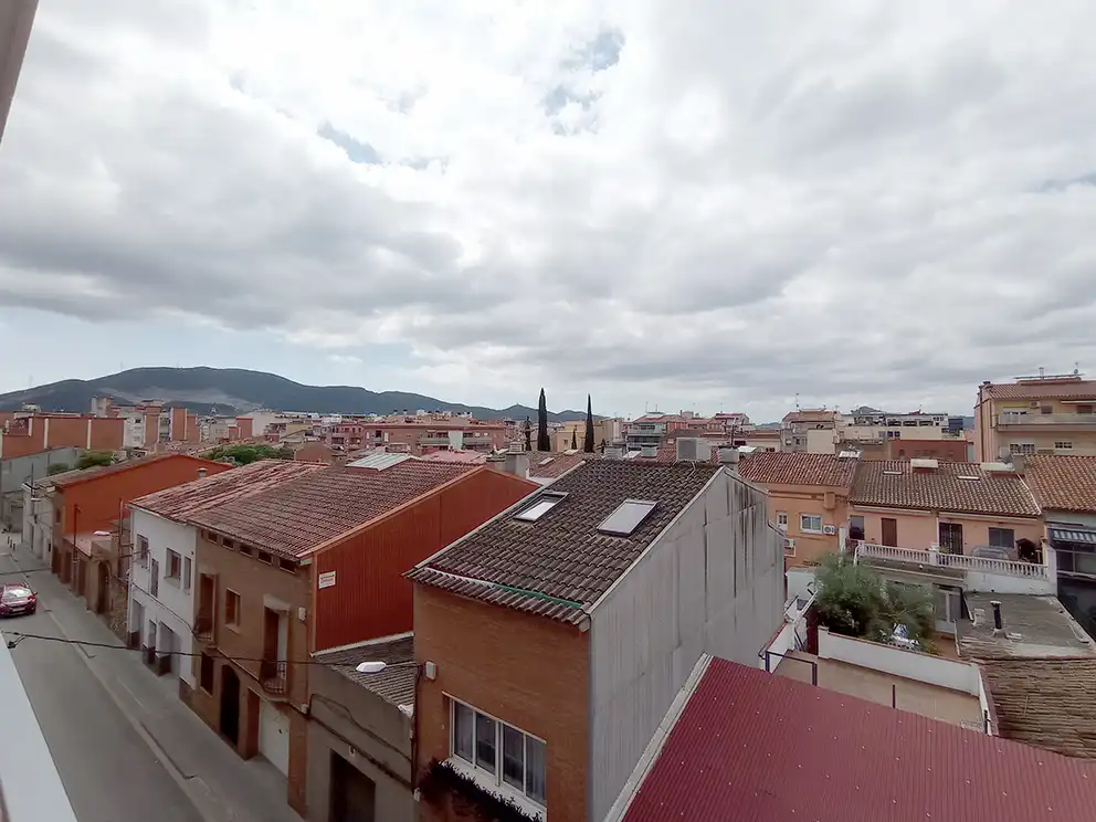 Vista exterior de Pis en venda en La Llagosta amb Balcó