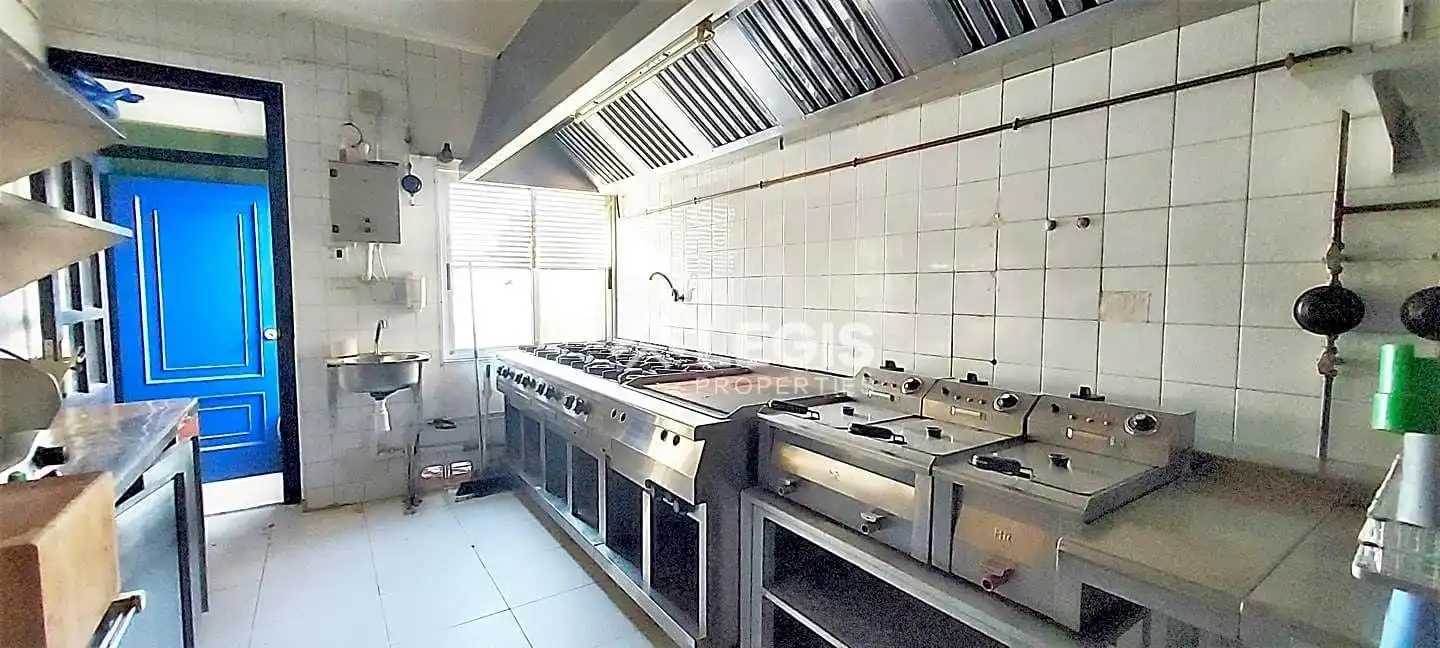 Cuina de Local en venda en Foz amb Aire condicionat i Moblat