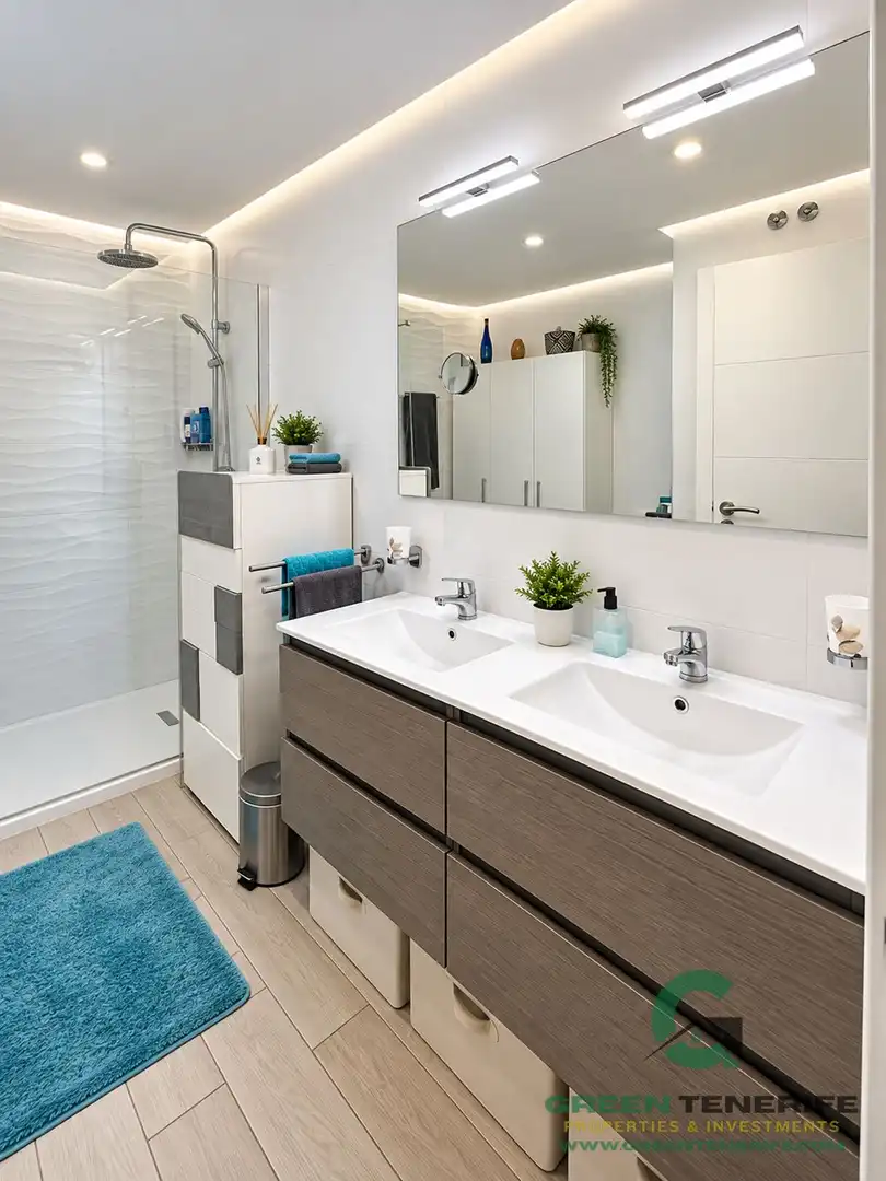 Baño de Piso en venta en Adeje con Aire acondicionado, Terraza y Piscina