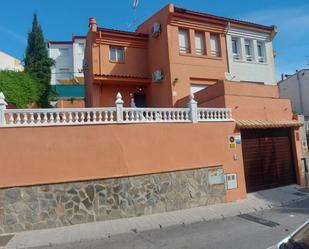 Exterior view of Single-family semi-detached for sale in Cenes de la Vega  with Air Conditioner, Terrace and Swimming Pool