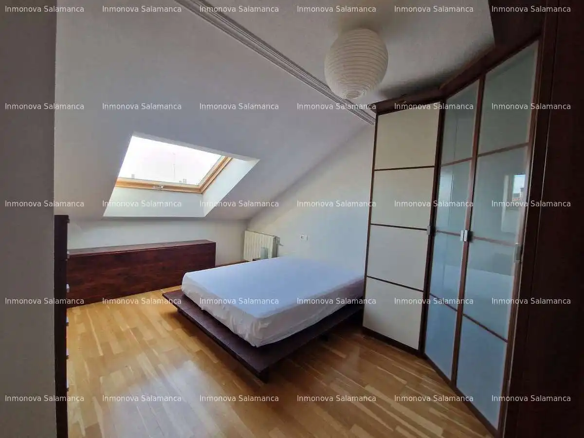 Schlafzimmer von Dachboden zur Miete in Salamanca mit Heizung, Terrasse und Möbliert