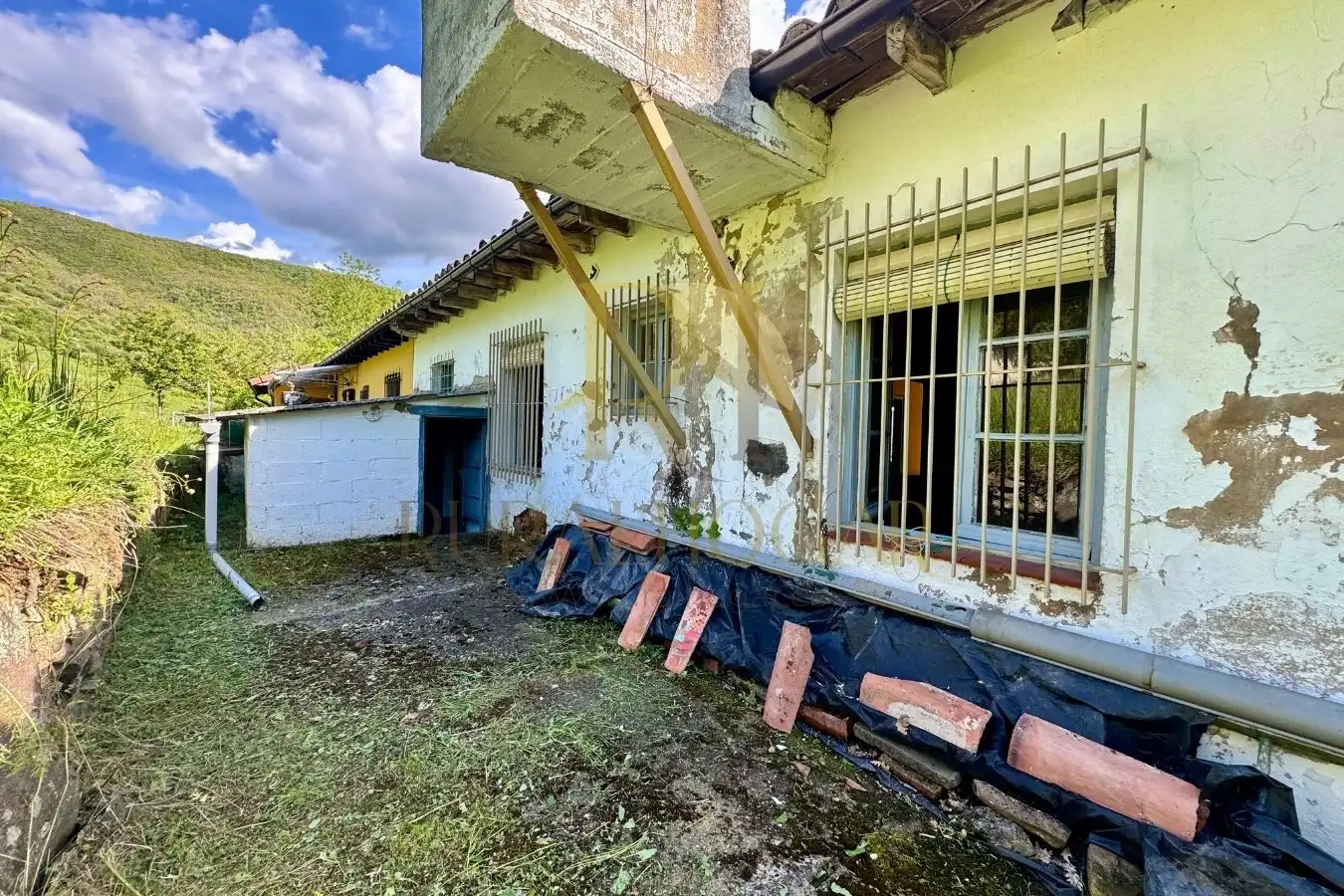 Exterior view of Houses for sale in Matallana de Torío  with Heating and Private garden