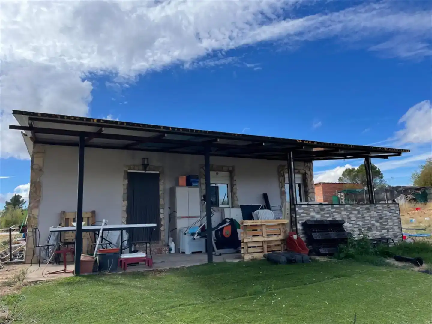 Vista exterior de Planta baja en venta en Villar de Cañas con Piscina