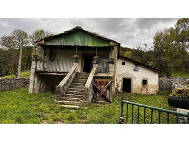 Casa amb jardí en venda a Calle ESPINOSA DE LOS MONTEROS 4