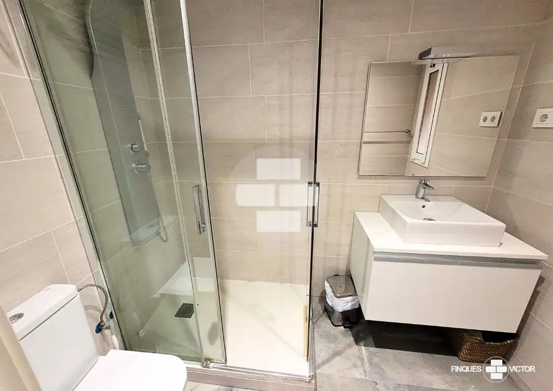 Badezimmer von Wohnung zum Verkauf in Barcelona mit Parkett, Möbliert und Ofen