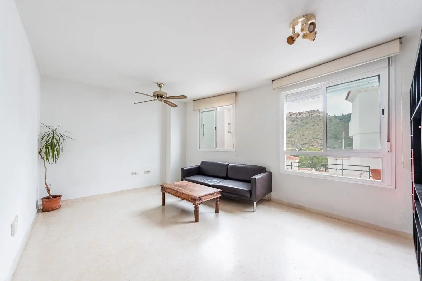Living room of Flat for sale in Benahavís  with Air Conditioner, Private garden and Furnished