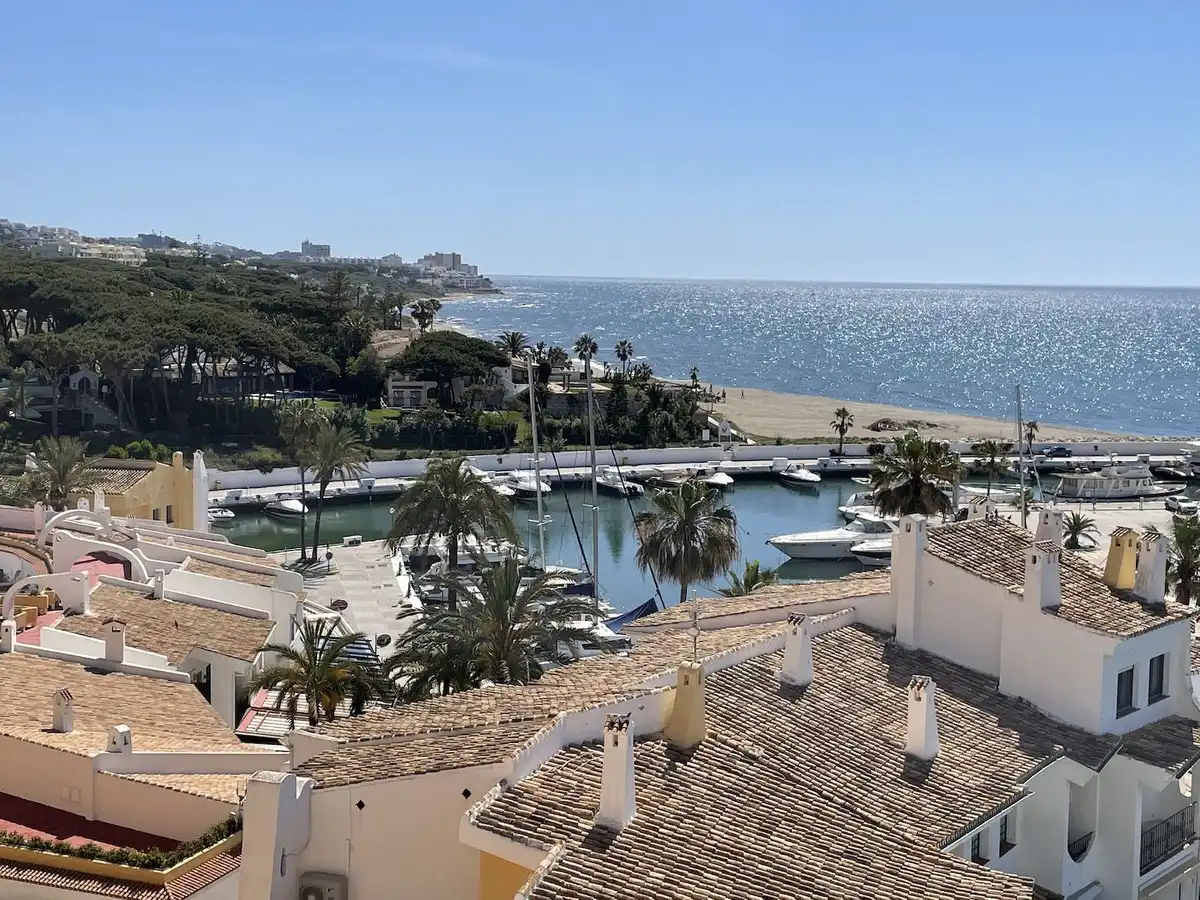 Vista exterior de Apartament en venda en Marbella amb Aire condicionat, Terrassa i Piscina comunitària