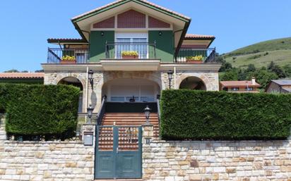 Vista exterior de Casa o xalet en venda en Muskiz amb Terrassa i Balcó