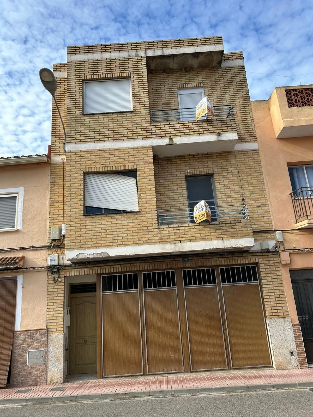 Außenansicht von Wohnung zum verkauf in Anna mit Terrasse, Abstellraum und Balkon