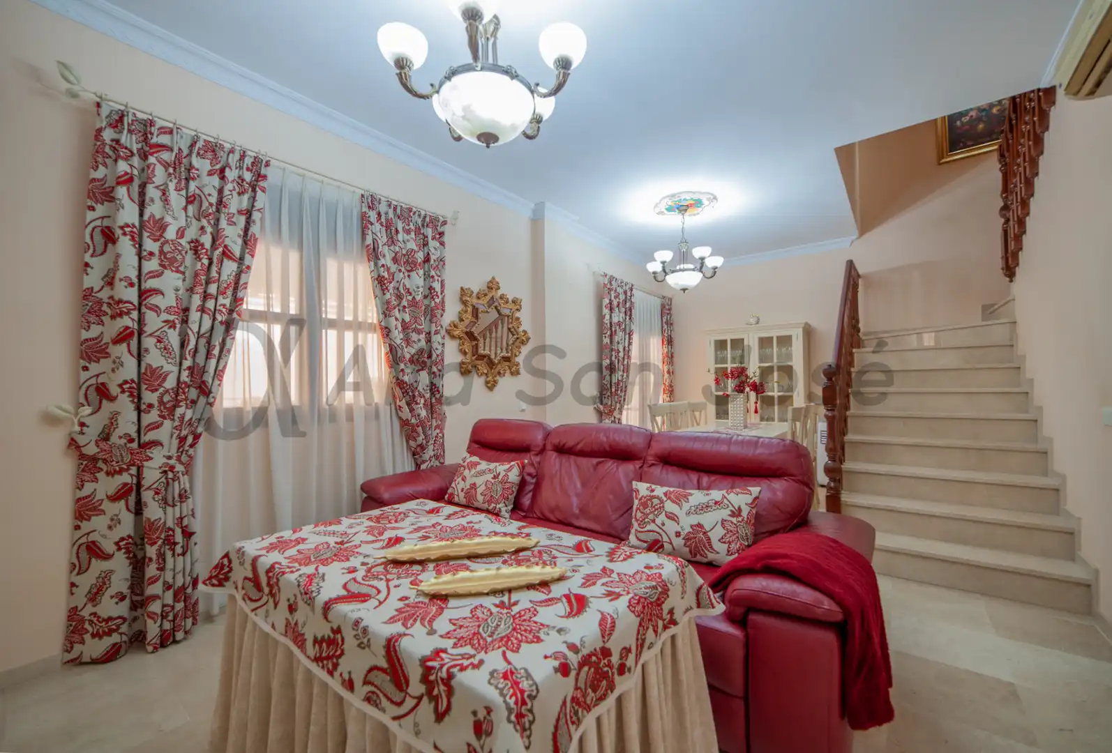 Sala d'estar de Casa adosada en venda en La Rinconada amb Terrassa, Piscina i Moblat