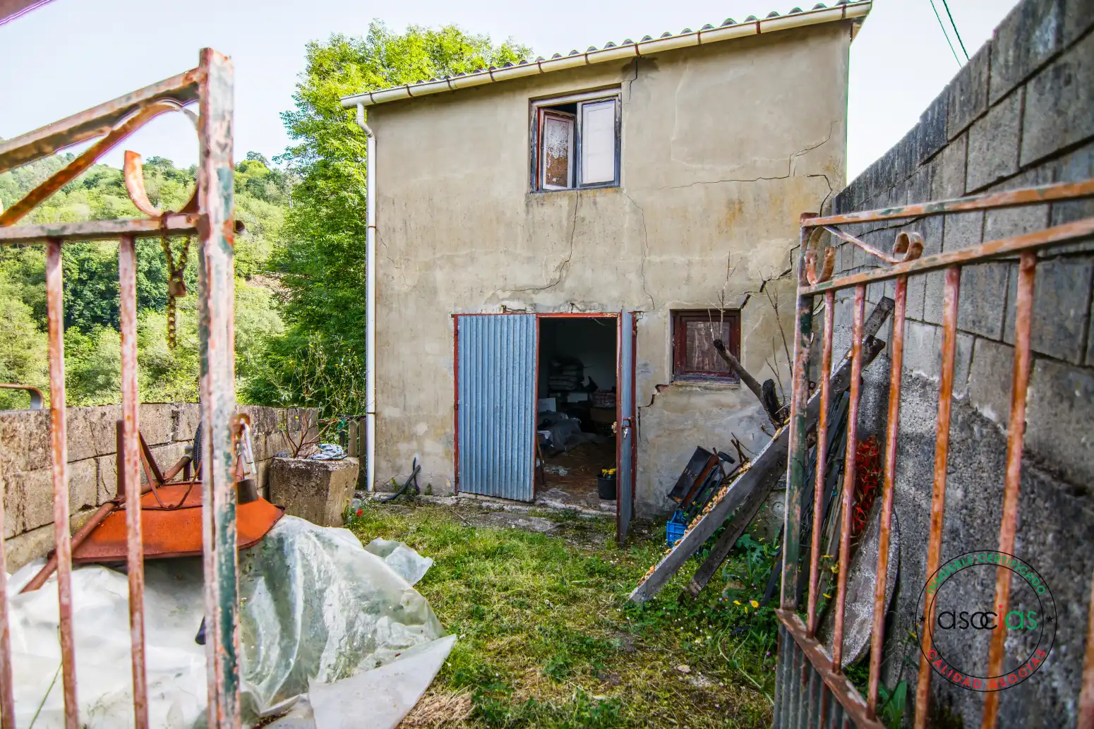 Vista exterior de Casa o xalet en venda en San Martín del Rey Aurelio amb Calefacció, Jardí privat i Terrassa
