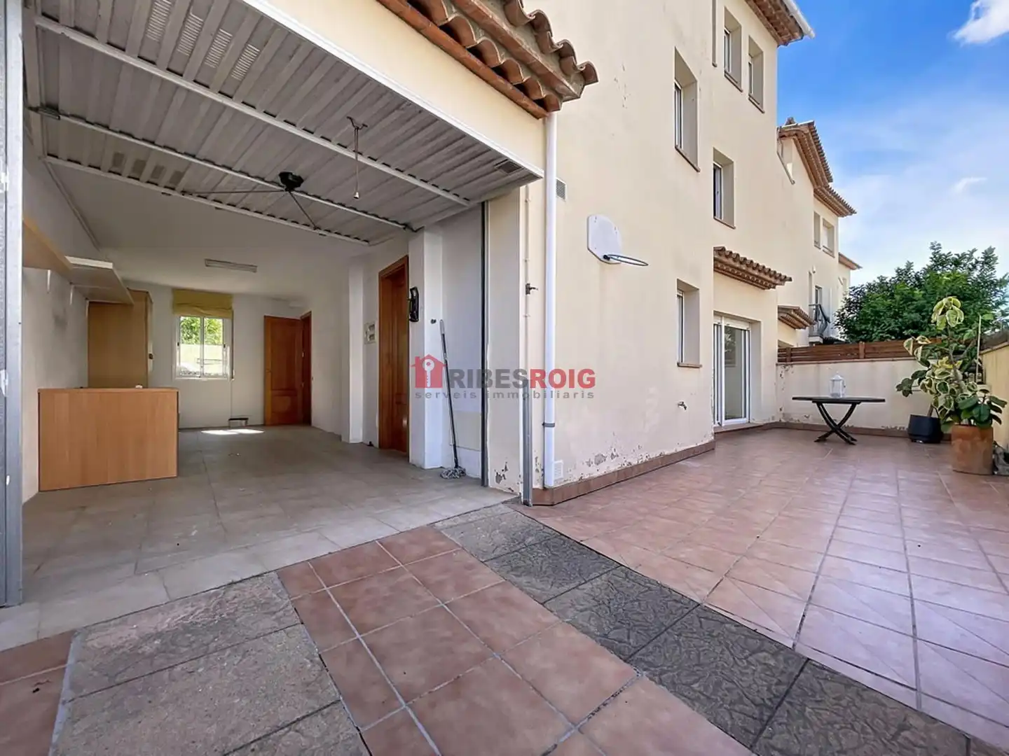 Vista exterior de Casa adosada en venda en Sant Pere de Ribes amb Calefacció, Jardí privat i Terrassa