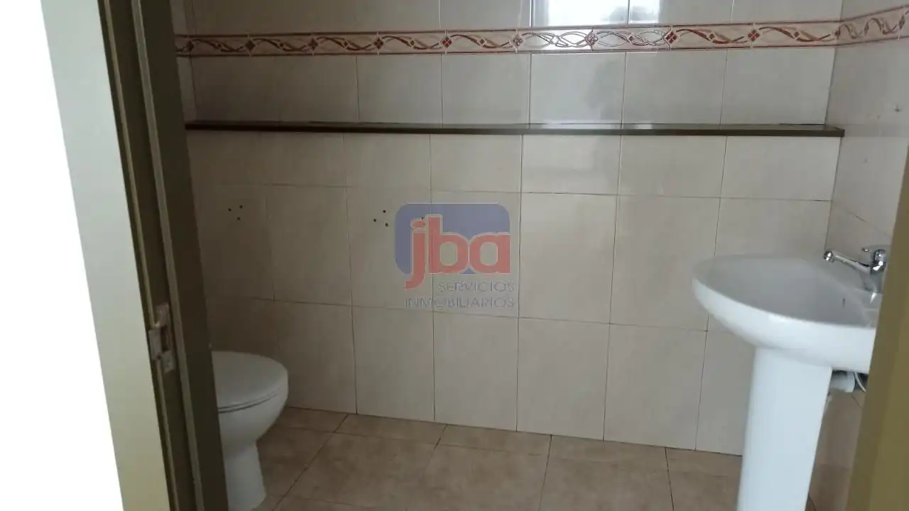 Baño de Local de alquiler en Ourense Capital  con Calefacción