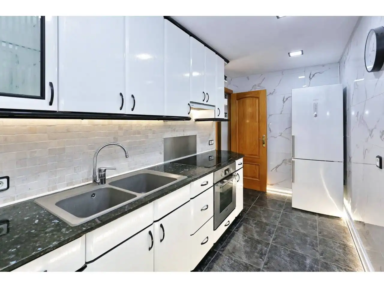 Kitchen of Flat for sale in Santa Coloma de Gramenet  with Furnished and Balcony