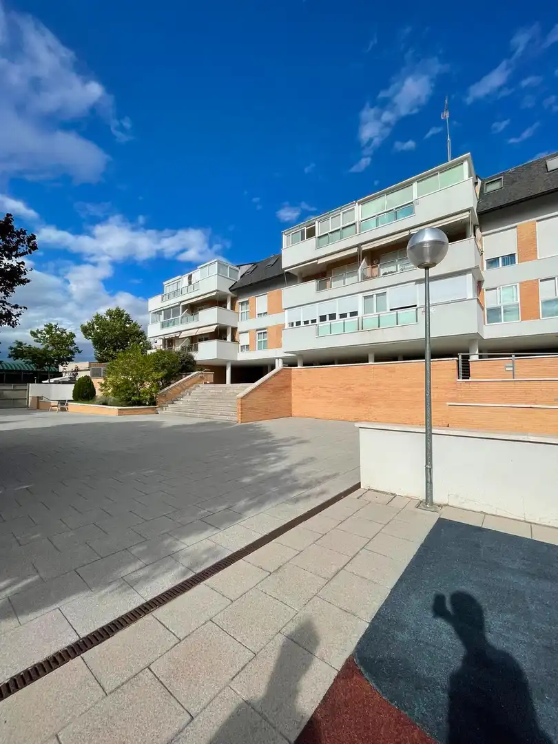 Außenansicht von Wohnung zur Miete in Las Rozas de Madrid mit Klimaanlage, Heizung und Terrasse