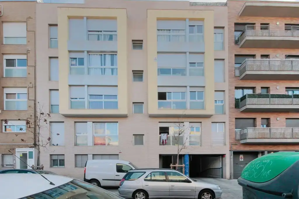Außenansicht von Gebäude zum Verkauf in Sabadell