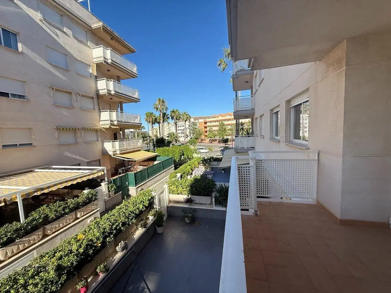 Außenansicht von Wohnung zur Miete in Canet d'En Berenguer mit Klimaanlage und Gemeinschaftspool