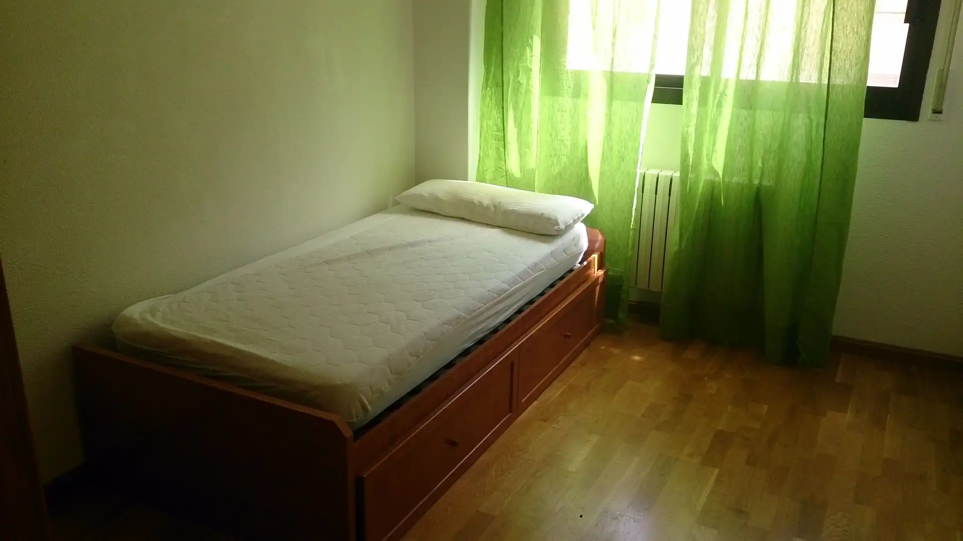 Schlafzimmer von Wohnung zur Miete in Zaragoza mit Klimaanlage, Heizung und Parkett