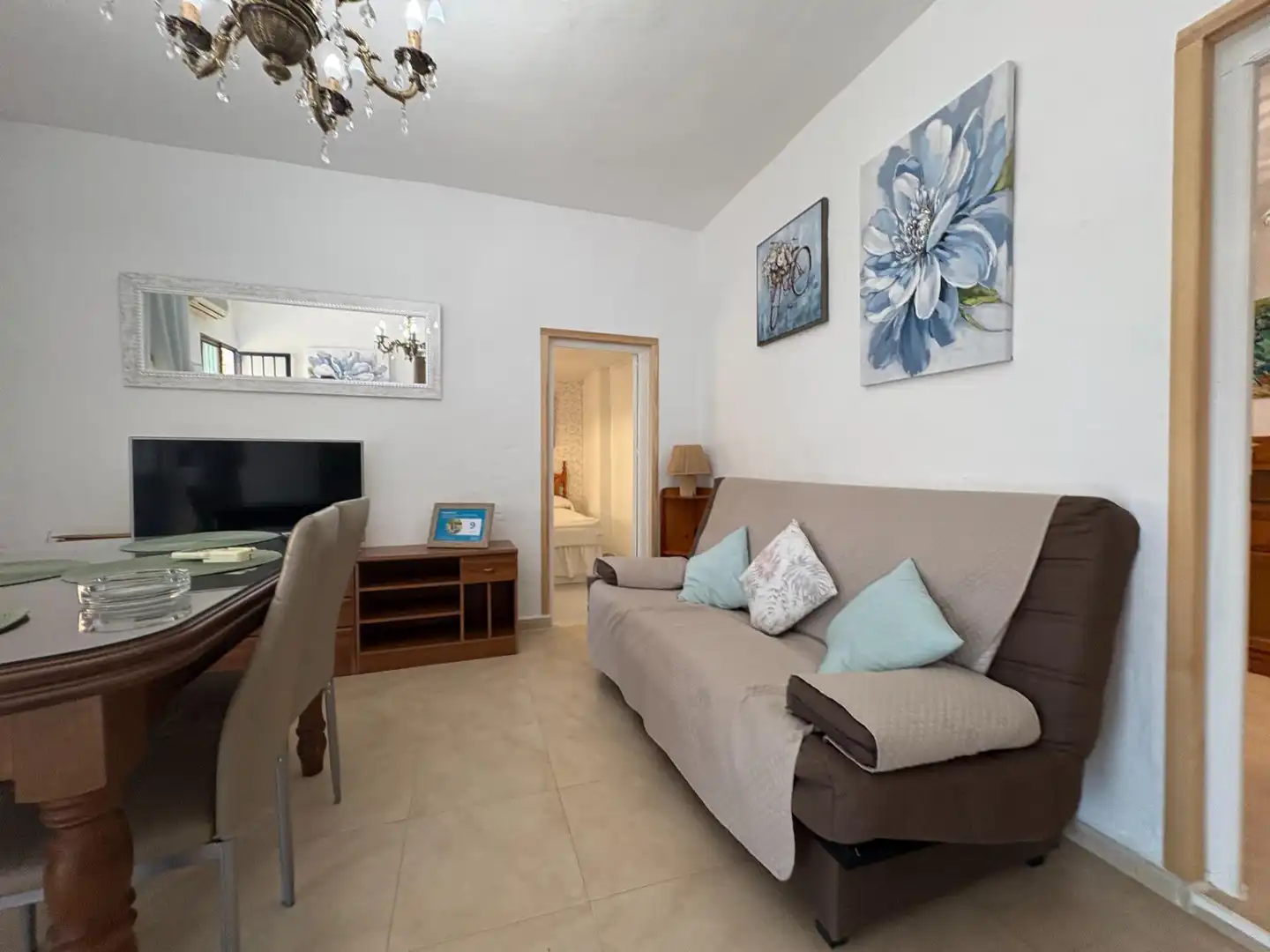 Sala d'estar de Casa adosada en venda en Ardales amb Jardí privat, Terrassa i Moblat